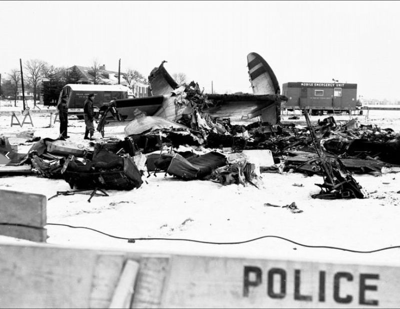 TWA flight wreckage at Miller Field image. Click for full size.