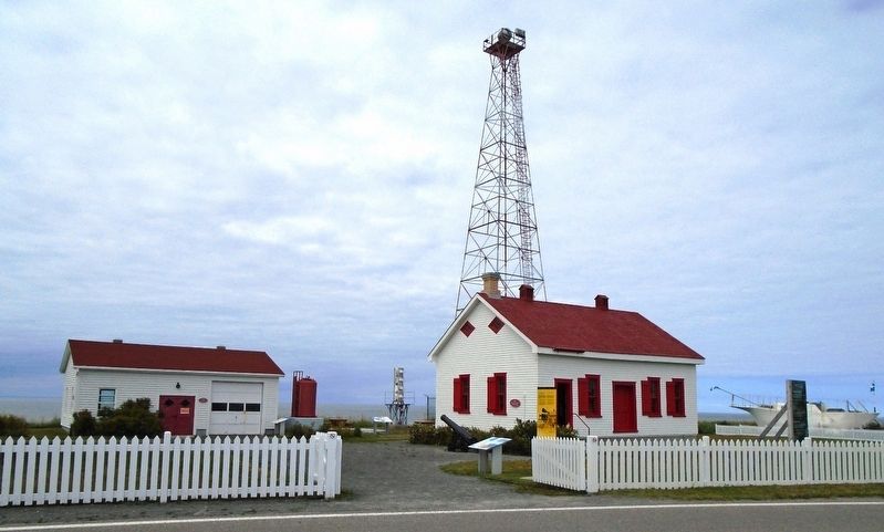 Le phare automatique de Pointe-au-Père / The Automated Point-au-Père Light image. Click for full size.