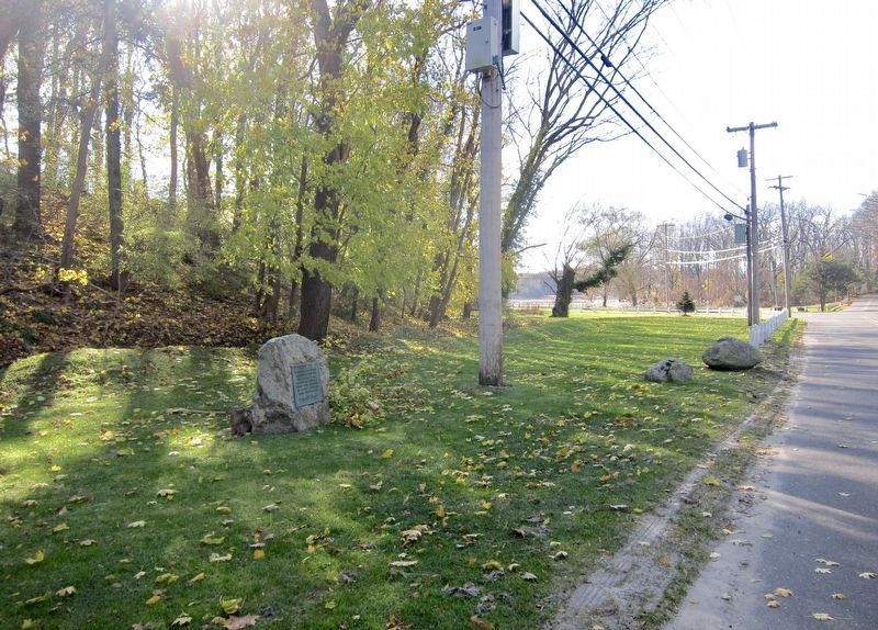Original Settlement of Smithtown Marker - wide view image. Click for full size.