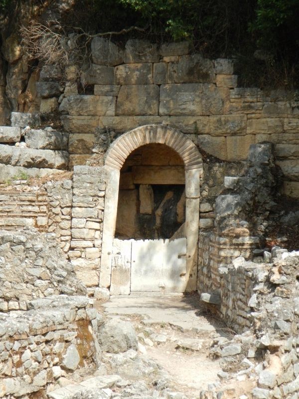 Roman Well; note the groves worn into the stone from years of use. image. Click for full size.