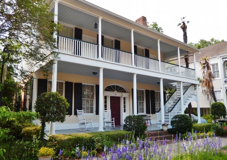 The Griffith-McComas House, Natchez, Mississippi (<i>view from near marker</i>) image. Click for full size.