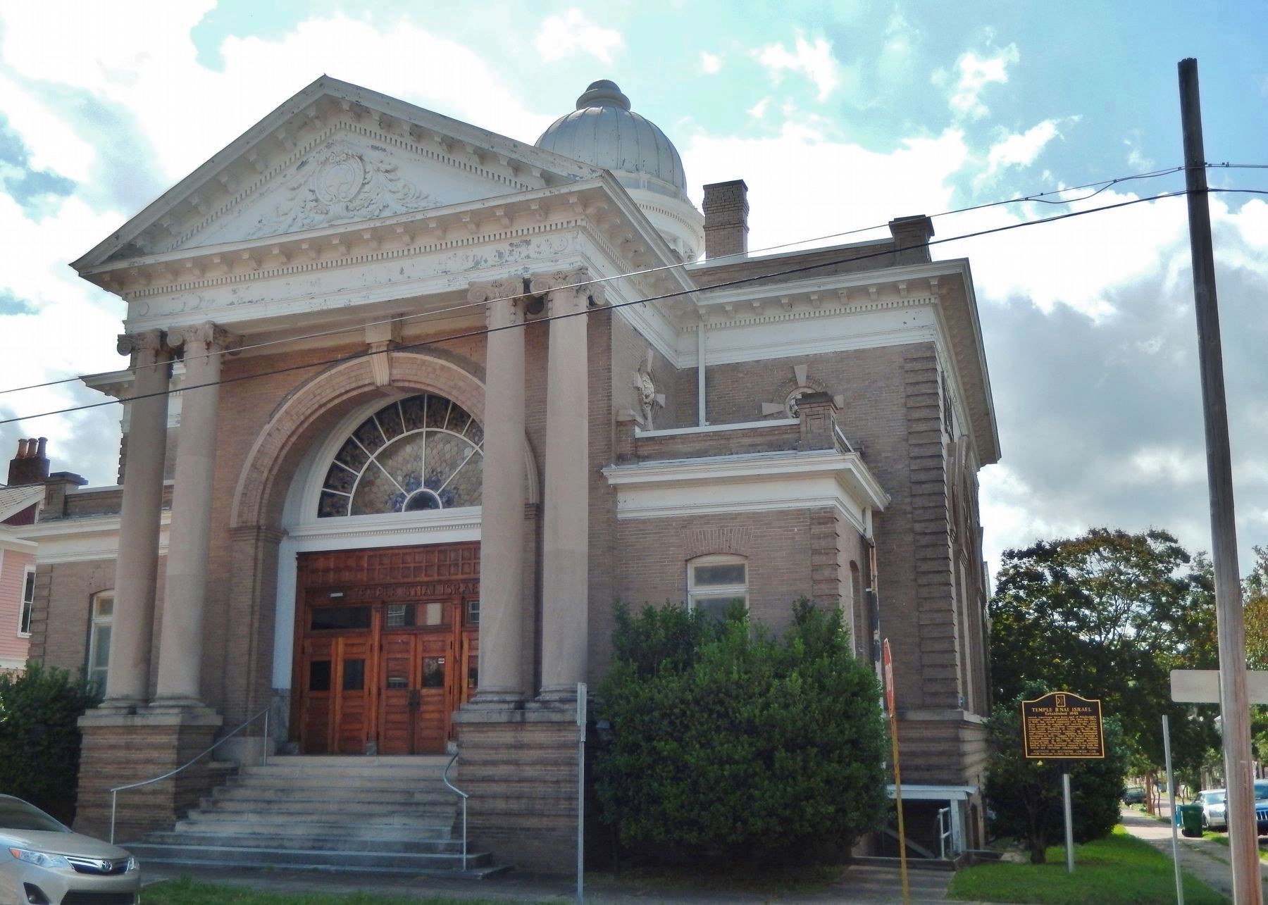 Temple B'Nai Israel (<i>Commerce St./front view; marker visible on right [south] side of Temple</i>) image. Click for full size.