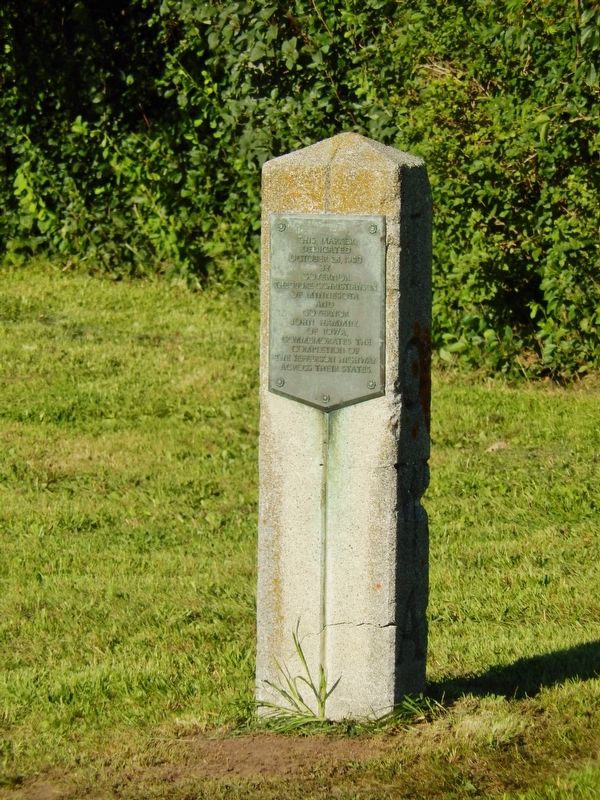 Jefferson Highway Completion Marker (<i>tall view; west side</i>) image. Click for full size.
