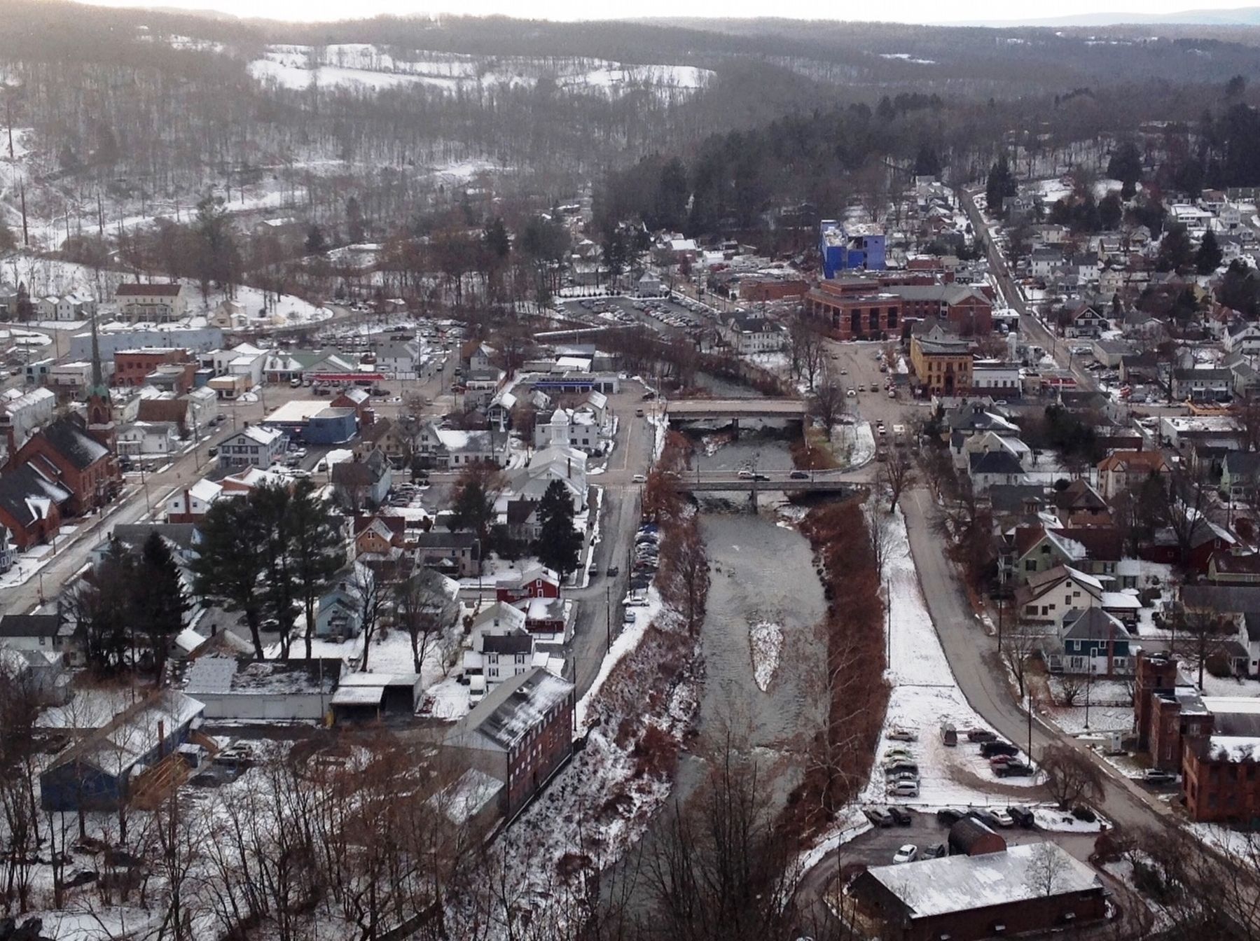 View of Lackawaxen River and Honesdale from Irving Cliff image. Click for full size.