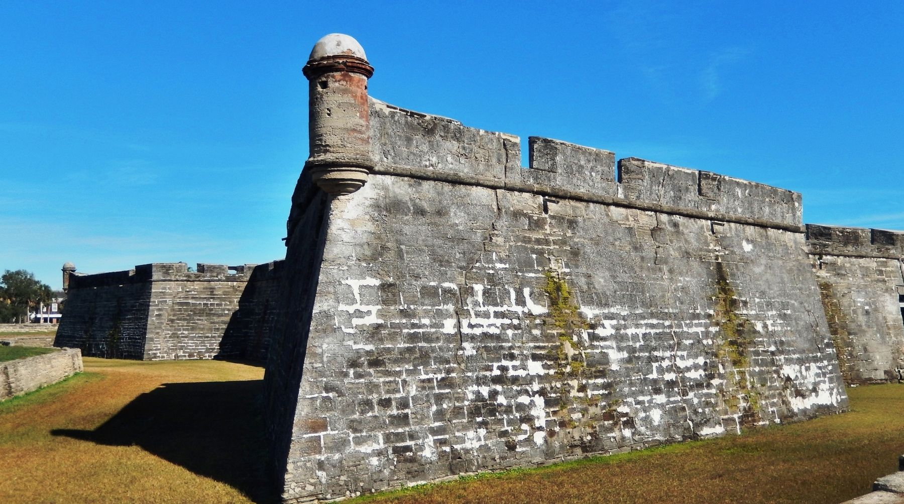 Castillo de San Marcos San Pedro Bastion and moat (<i>coquina walls</i>) image. Click for full size.