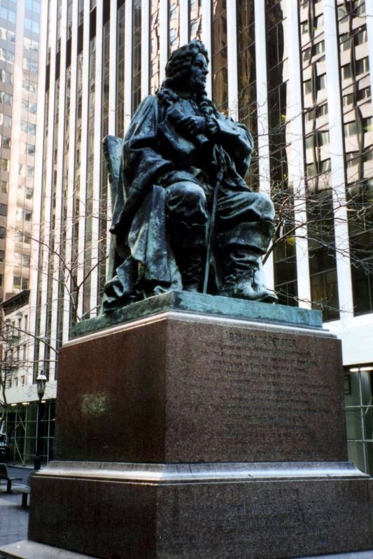 Abraham De Peyster statue in Hanover Square, May 1999 image. Click for full size.