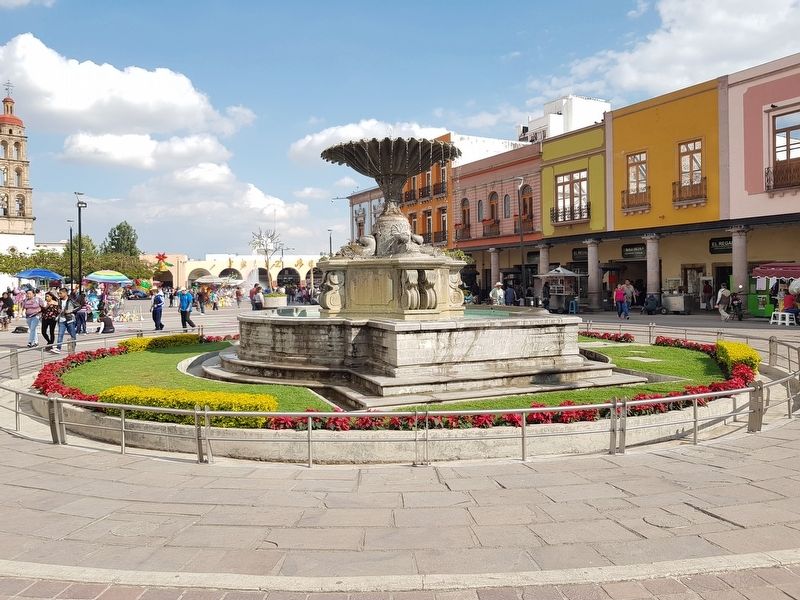 The plaza's 'Dolphin Fountain', mentioned in the marker text. Click for full size. The plaza's 'Dolphin Fountain', mentioned in the marker text image. Click for full size.