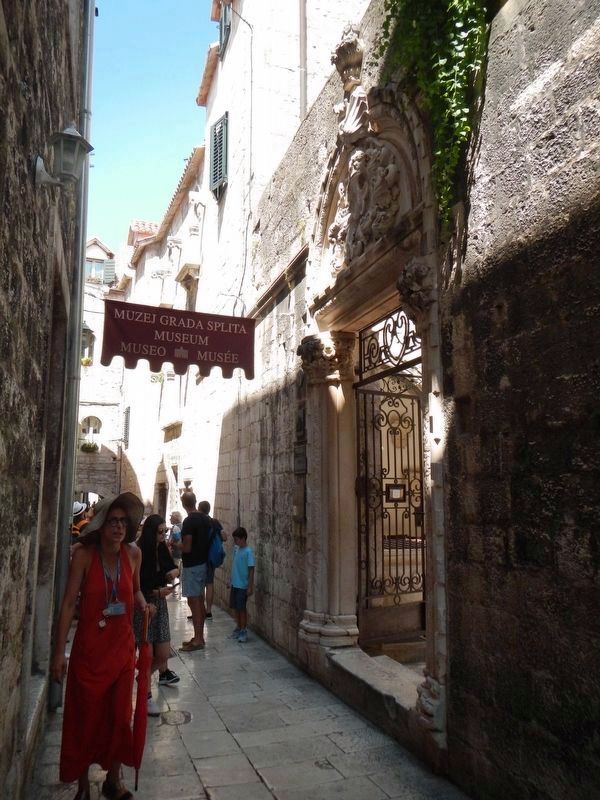 Entrance to the Large Papalić Palace image. Click for full size.