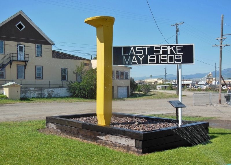 1909 Last Spike Monument (<i>wide view; marker visible beside monument - on the right</i>) image. Click for full size.