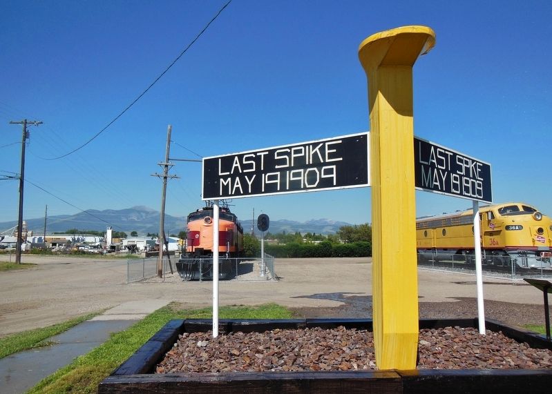 1909 Last Spike Monument (<i>wide view from Main Street</i>) image. Click for full size.