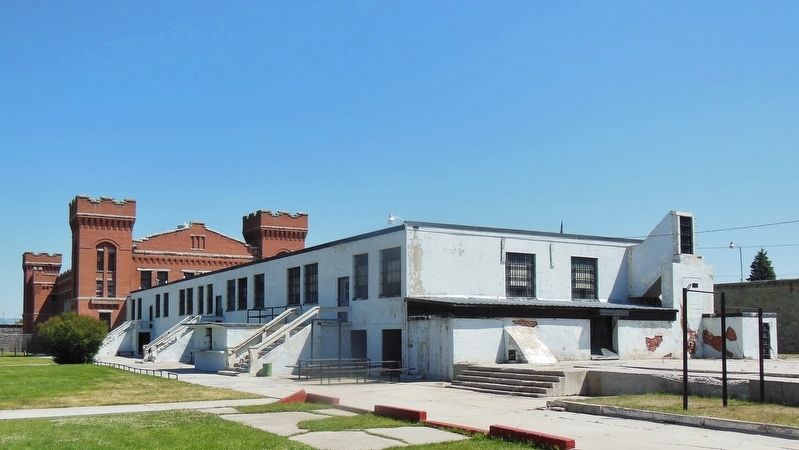 1931 Administration Building (<i>southwest corner; 1912 Cell House in background</i>) image. Click for full size.