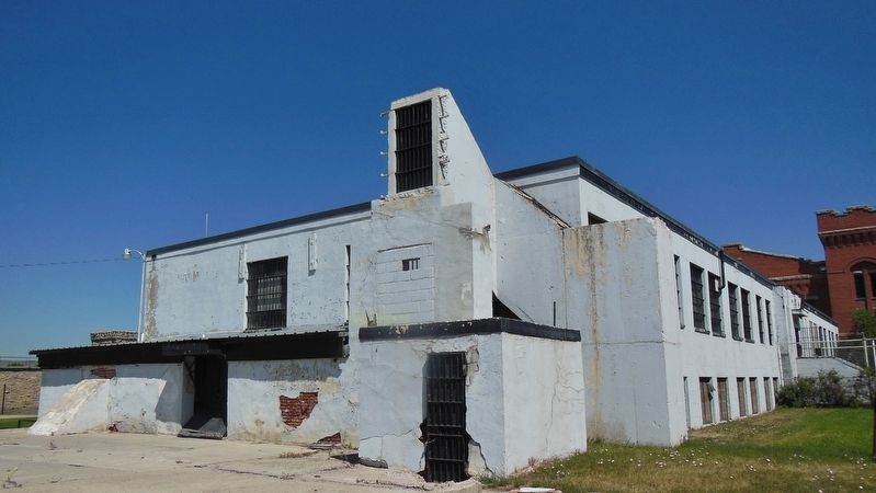 1931 Administration Building (<i>southeast corner; marker just beyond right edge of image</i>) image. Click for full size.