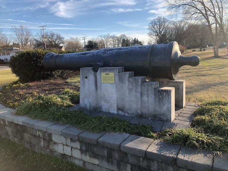 This thirty-two pounder iron cannon barrel Marker. Click for full size. This thirty-two pounder iron cannon barrel Marker image. Click for full size.