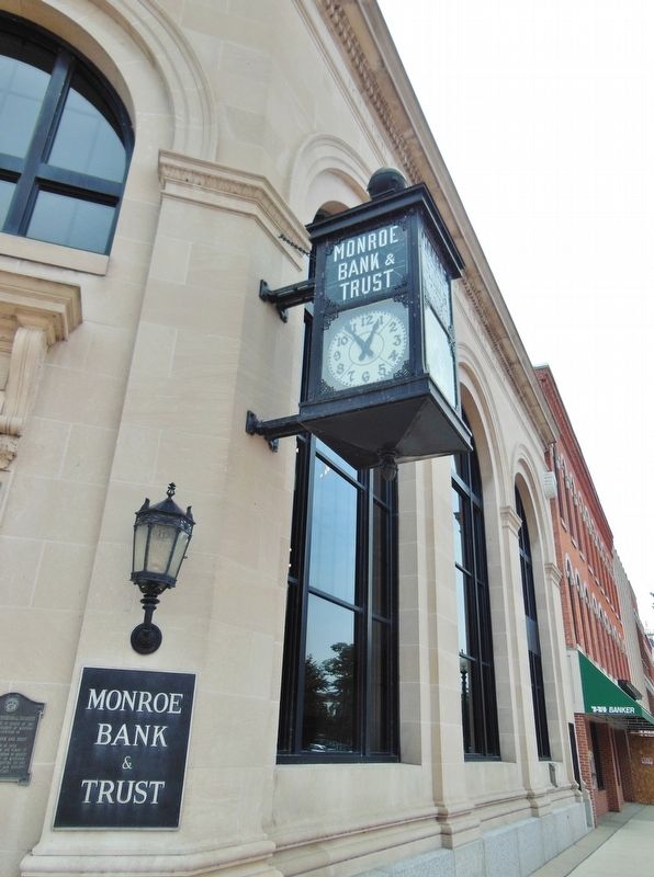 Monroe Bank and Trust - Bank Clock (<i>marker visible at lower left</i>) image. Click for full size.