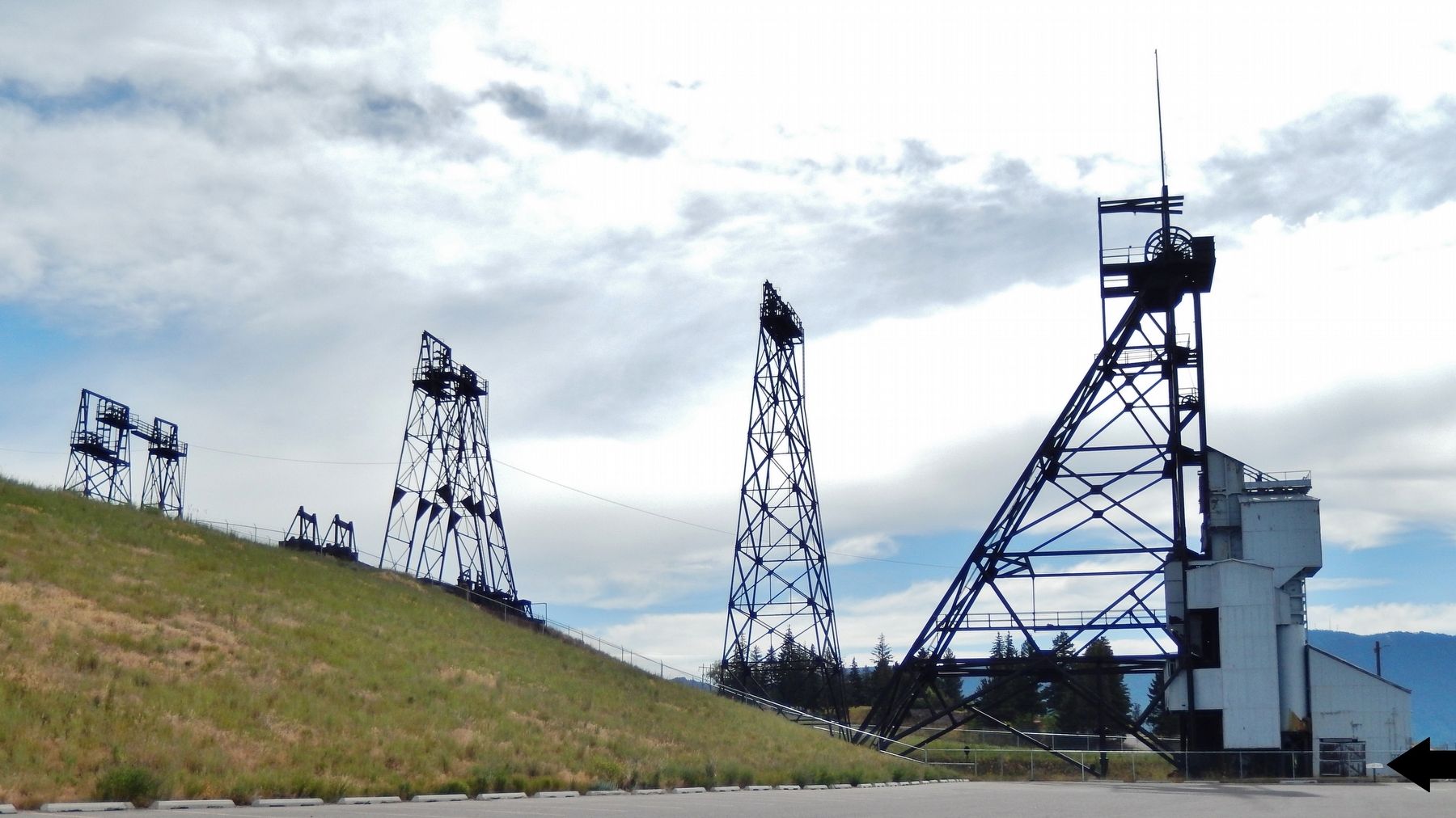 The Con Headframe Marker (<i>wide view; marker located beside fence, at far right</i>) image. Click for full size.