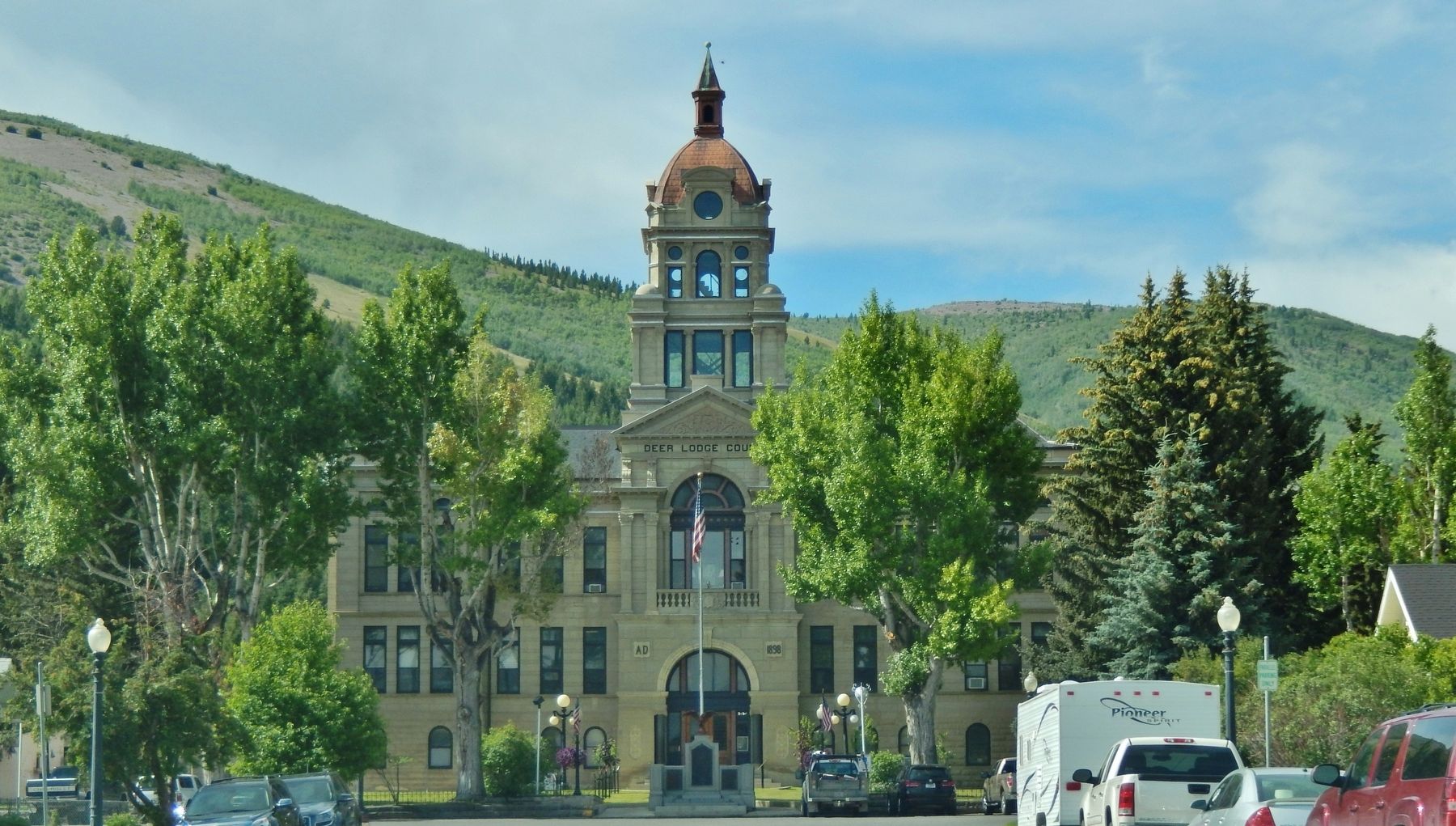 Deer Lodge County Courthouse (<i>wide view from Main Street</i>) image. Click for full size.