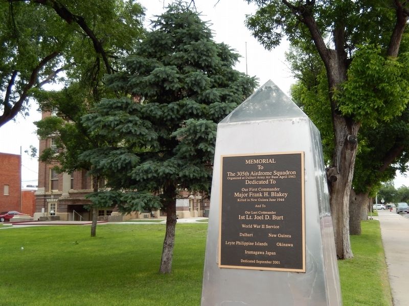 305th Airdrome Squadron Memorial (<i>wide view; Dallam County Courthouse in background</i>) image. Click for full size.