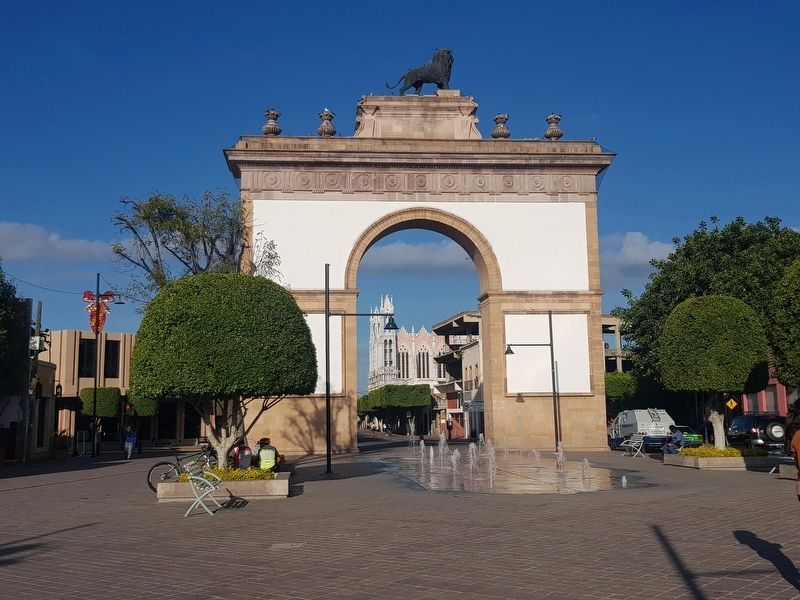 A view of the nearby León Arch image. Click for full size.