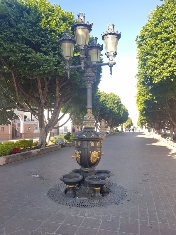 A reconstructed fountain on the Calzada de los Héroes image. Click for full size.
