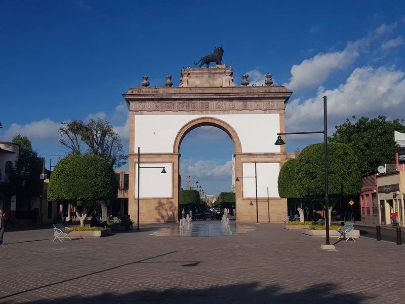 The León Arch at the westernmost end of the Calzada de los Héroes. Click for full size. The León Arch at the westernmost end of the Calzada de los Héroes image. Click for full size.