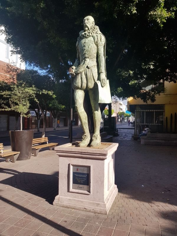 The nearby "Simbiosis" statue image. Click for full size.