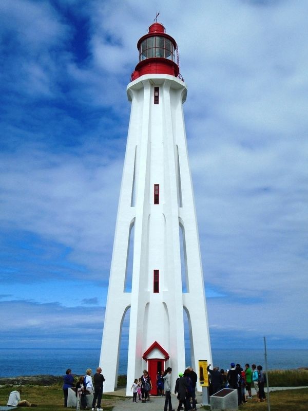 Le phare de Pointe-au-Père / Point-au-Père Lighthouse image. Click for full size.