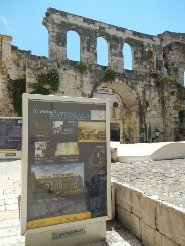 <i>Peristil i</i> Kathedrala Marker, Silver Gate in the background image. Click for full size.