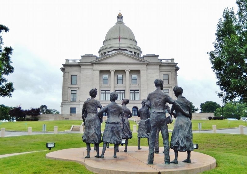 "Testament" Sculpture (<i>wide view looking south; Arkansas State Capitol in background</i>) image. Click for full size.