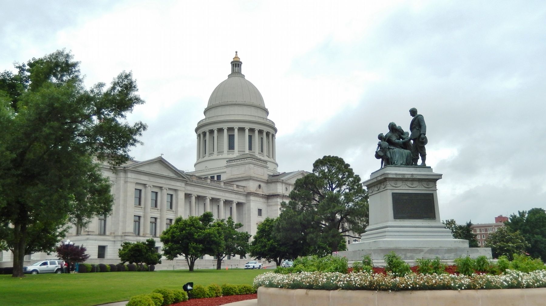 Confederate Women of Arkansas Memorial (<i>wide view; Arkansas State Capitol in background</i>) image. Click for full size.