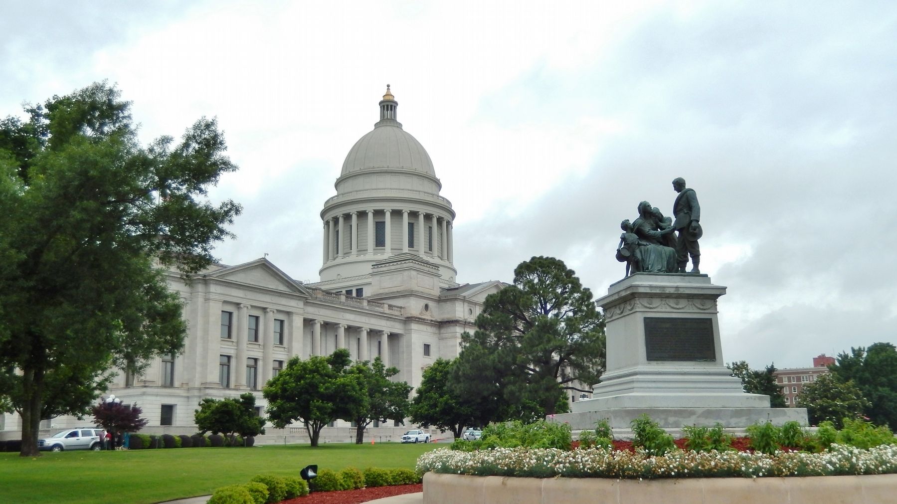 Confederate Women of Arkansas Memorial (<i>wide view; Arkansas State Capitol in background</i>) image. Click for full size.