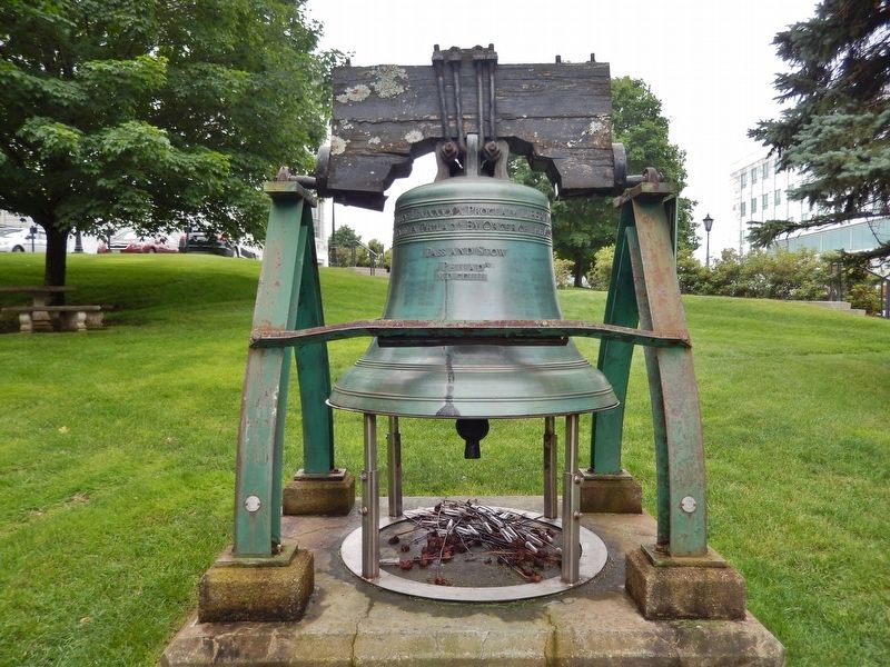 Maine's Liberty Bell Replica (<i>front view; Maine State Capitol in background on left</i>) image. Click for full size.