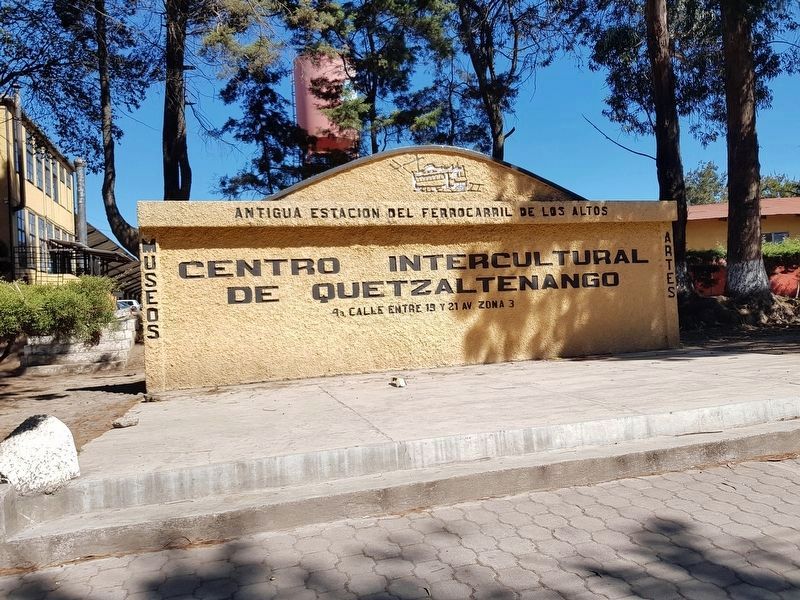 Sign for the Centro Intercultural de Quetzaltenango, 4a Calle entre 19 y 21 Av. Zona 3 image. Click for full size.
