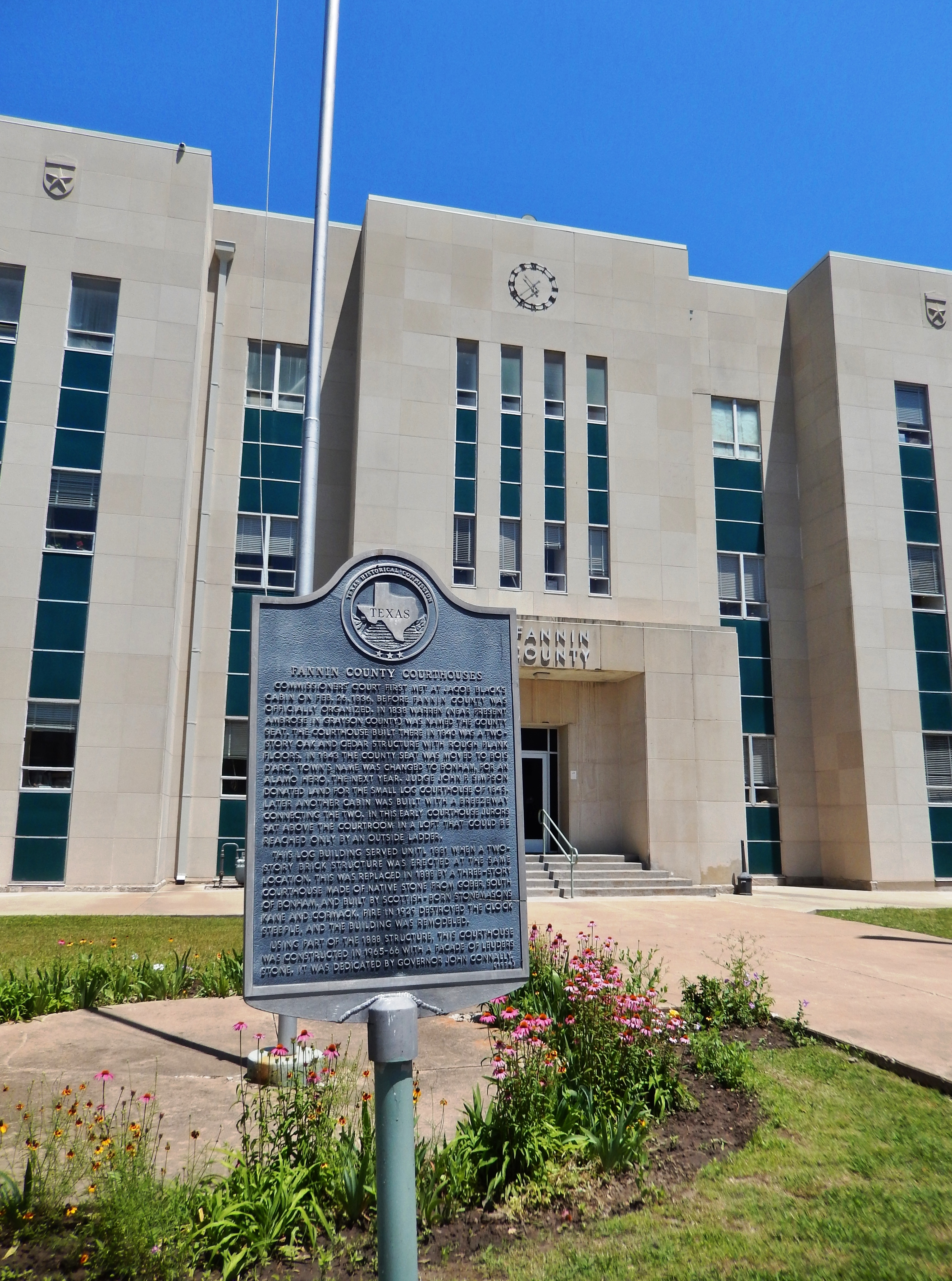 Fannin County Courthouses Marker (<i>tall view; Fannin County Courthouse entrance in background</i>)