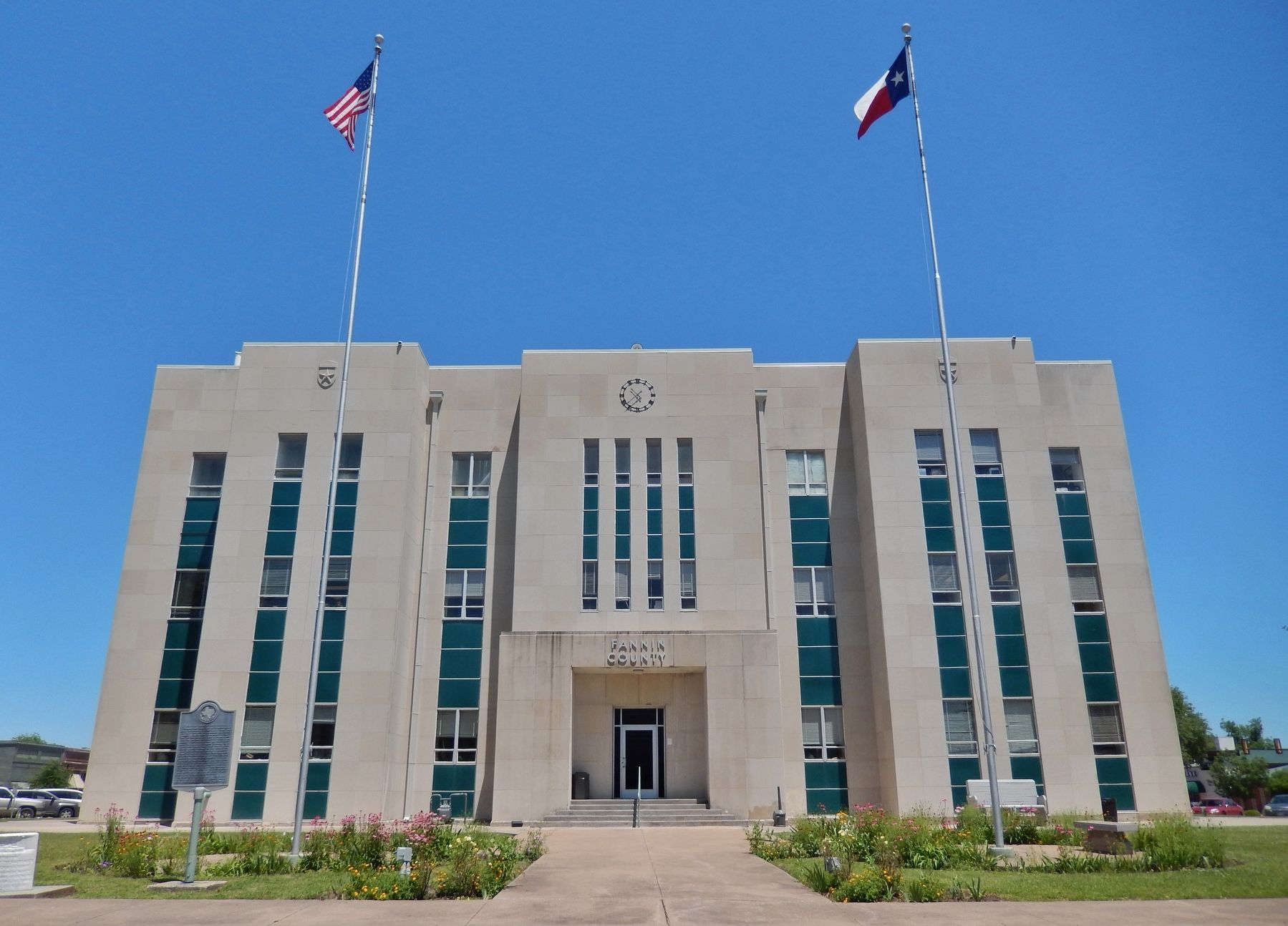 The old 1965 look of the Fannin County Courthouse - the courthouse has a new modification image. Click for full size.