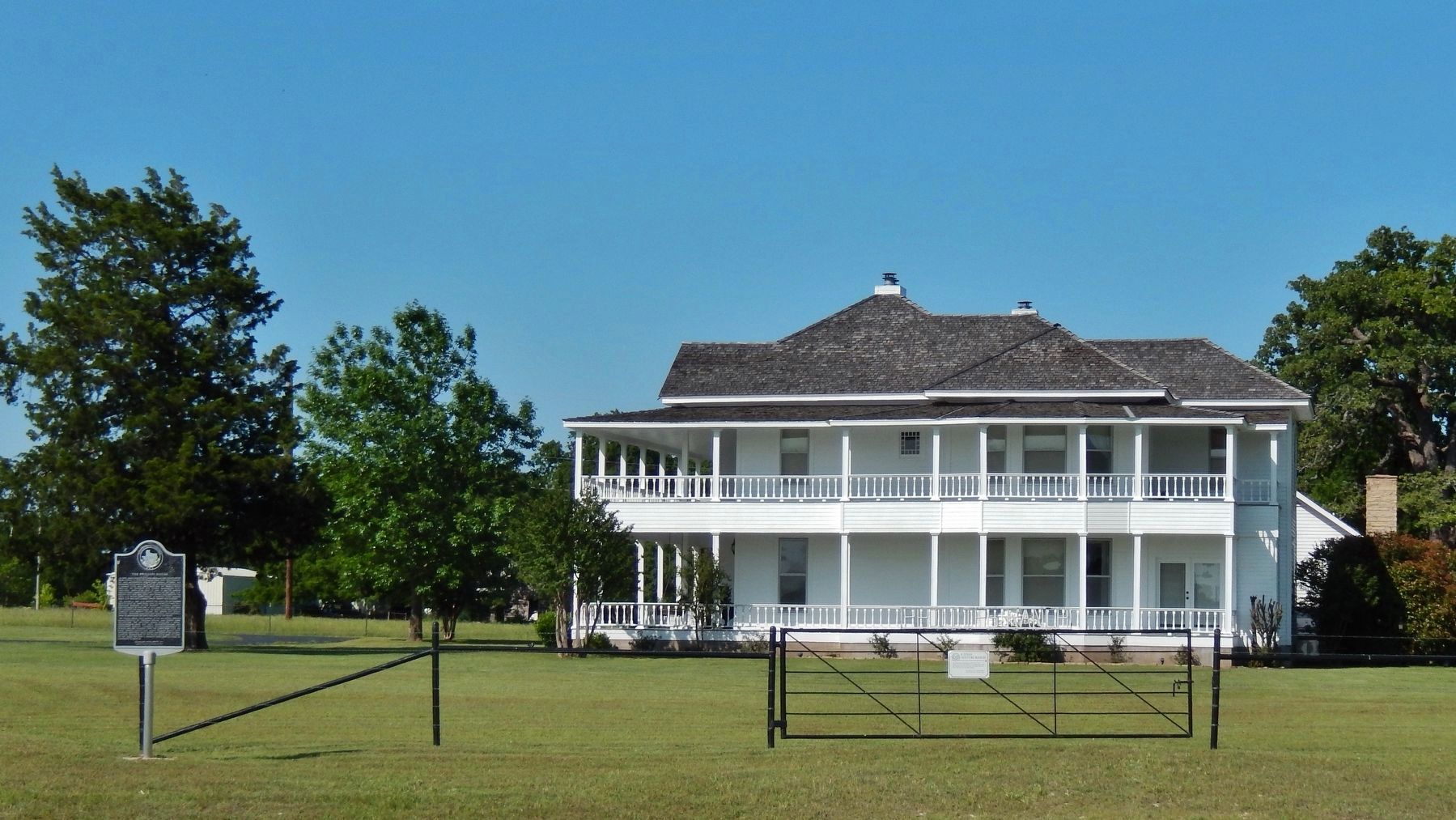 The Phillips House (<i>wide view; marker visible left of gate</i>) image. Click for full size.