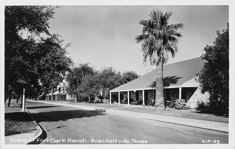 Married Officers' Quarters 8-9 historic view 1949. image. Click for full size.