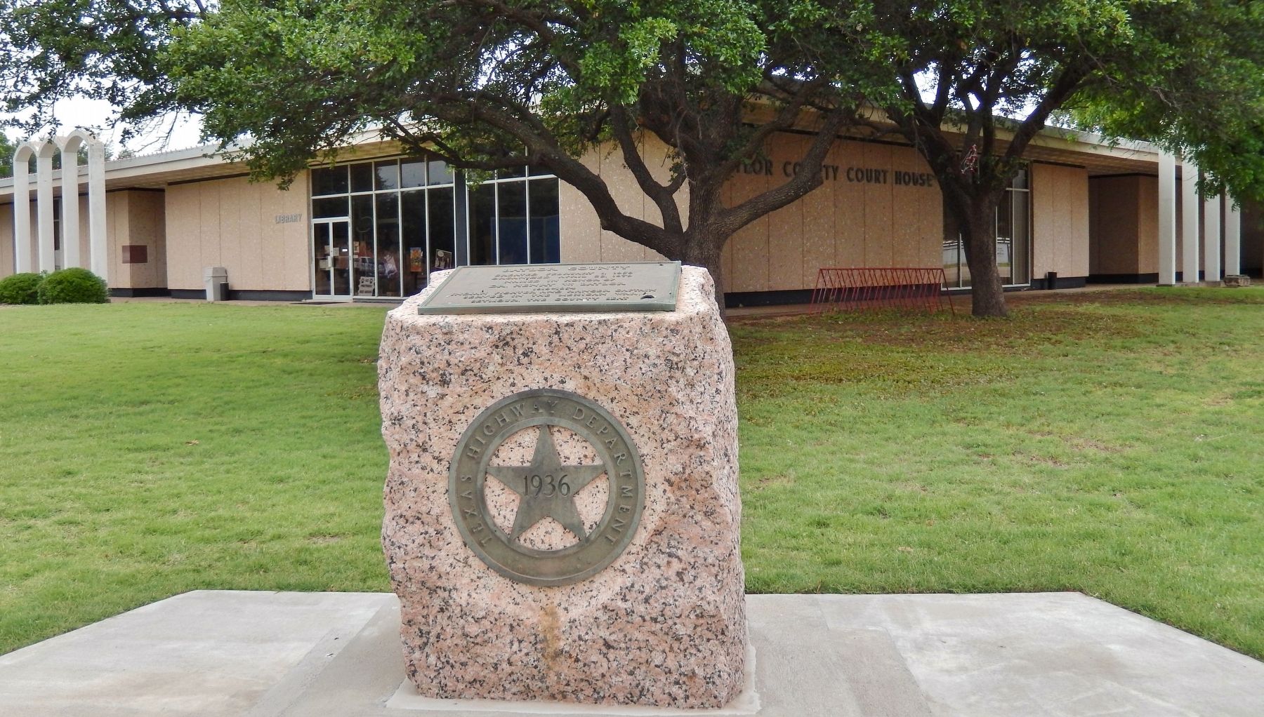 Baylor County Marker (<i>wide view; Baylor County Courthouse in background</i>) image. Click for full size.