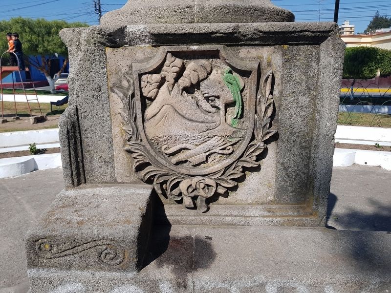 Quetzaltenango coat of arms on one side of the monument image. Click for full size.