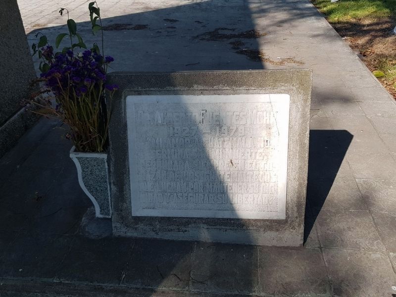 Grave of Dr. Alberto Fuentes Mohr image. Click for full size.