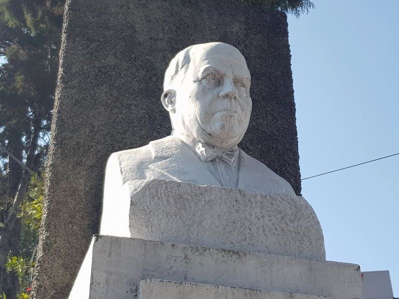 Bust of Dr. Rodolfo Robles image. Click for full size.