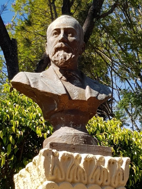 General Justo Rufino Barrios bust topping the monument image. Click for full size.