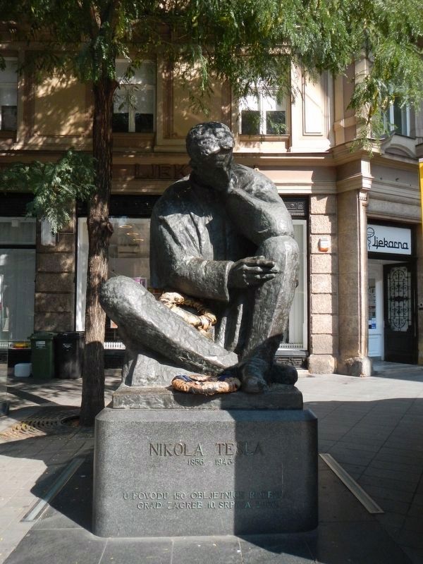 Nikola Tesla Statue image. Click for full size.