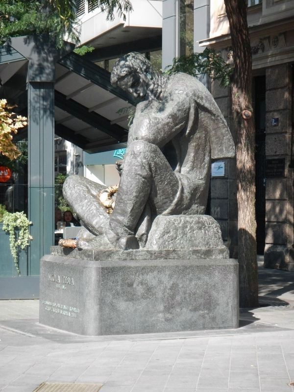 Nikola Tesla Statue image. Click for full size.