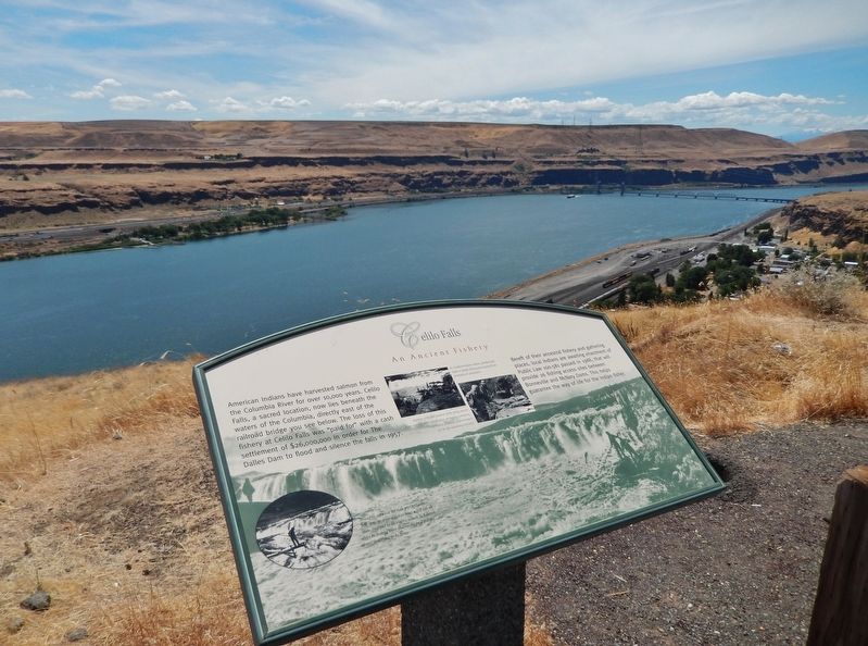 Celilo Falls Marker (<i>wide view; Wishram [right] and Columbia River in background</i>) image. Click for full size.