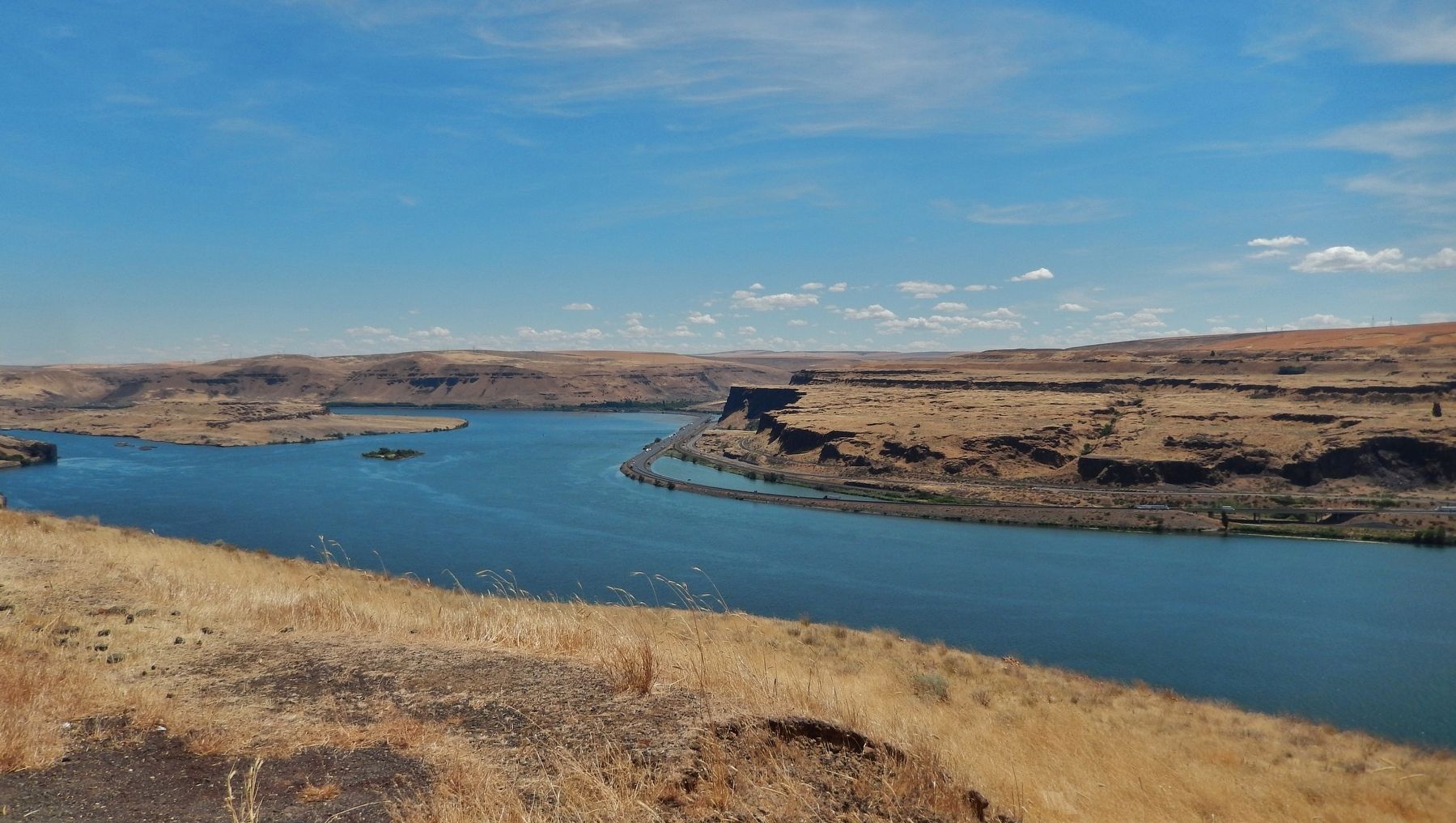 Columbia River (<i>wide view looking east from marker</i>) image. Click for full size.