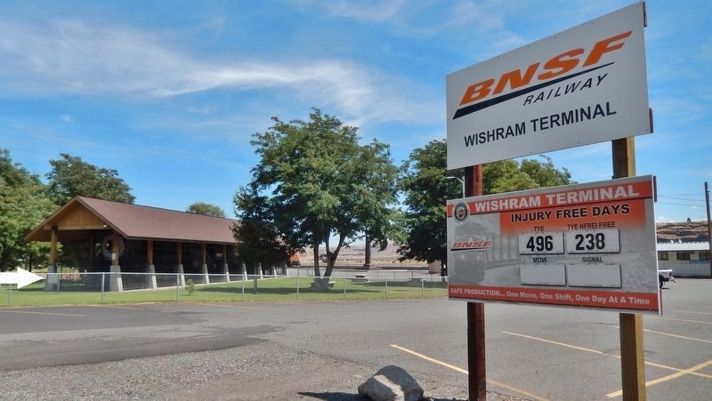 BNSF Wishram Terminal Park & Locomotive 2507 exhibit (<i>wide view; marker visible at left</i>) image. Click for full size.