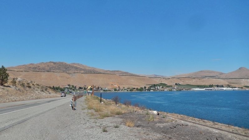 Columbia River and U.S. Highway 97 approaching Pateros, Washington (<i>view north from marker</i>) image. Click for full size.