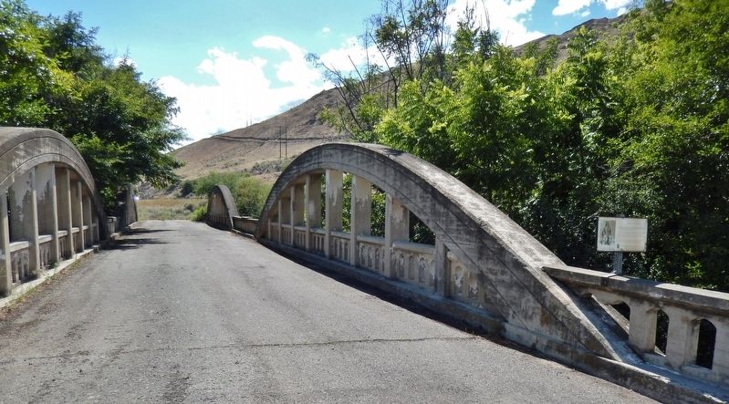 Temuut'su Marker (<i>wide view; marker visible on bridge railing at right</i>) image. Click for full size.
