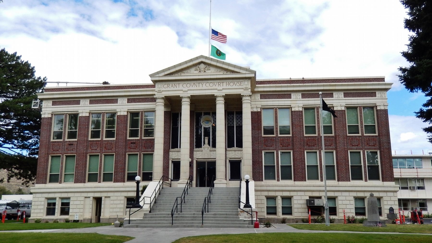 Grant County Courthouse (<i>wide view from C Street Northwest, near marker</i>) image. Click for full size.
