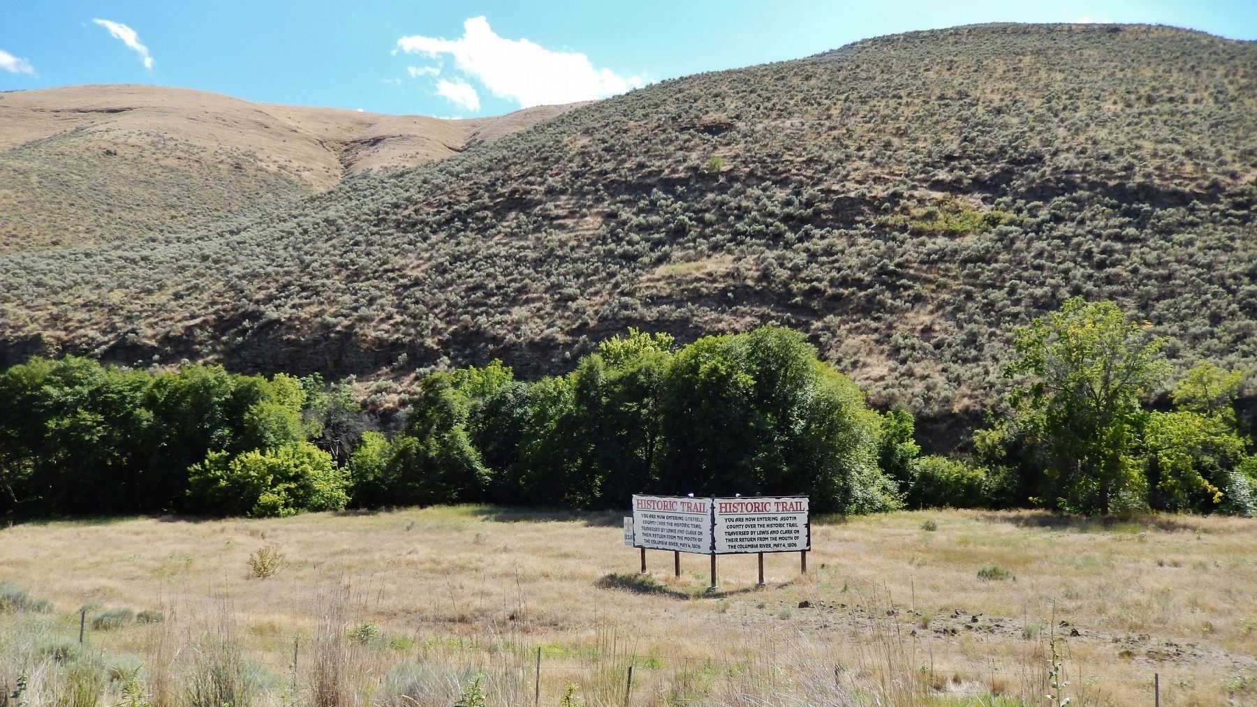 Lewis & Clark Historic Trail Marker (<i>wide view; looking south from highway pull-out</i>) image. Click for full size.